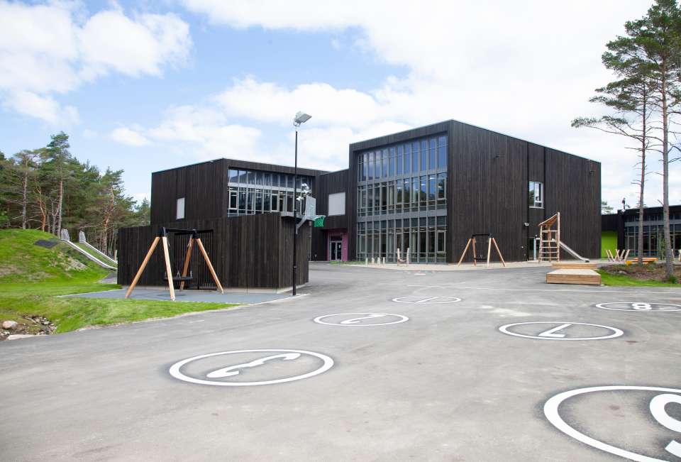 Bilde av Hvaler skole, ferdigstilt av Ove Skår Entreprenør i juni 2023. Foto: Arne Glomdal