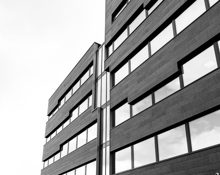 Bilde av NH 25s fasade, mørke bygningsplater med stramme linjer.