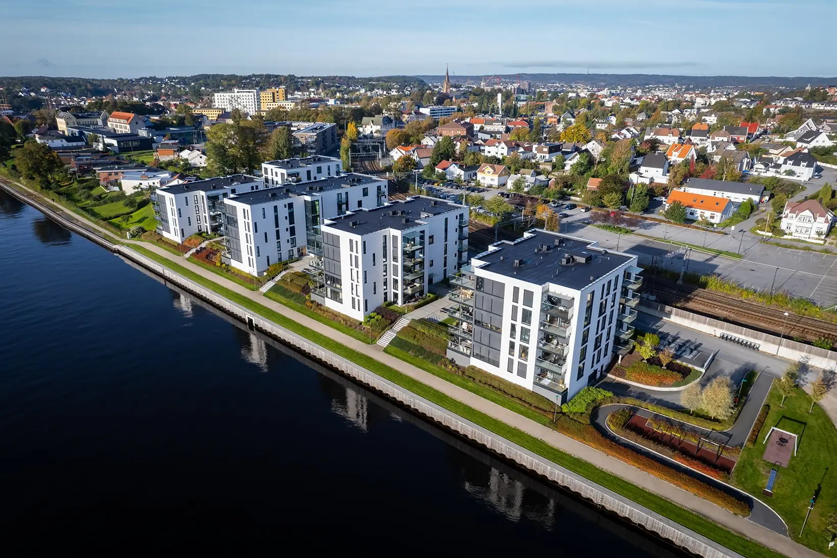 Bilde av prosjekt Bellevue Brygge fra kyststien langs Glomma i Fredrikstad. Oppført av Ove Skår AS entreprenør